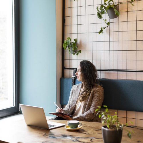 mulher-trabalhando-com-tablet-tiro-medio